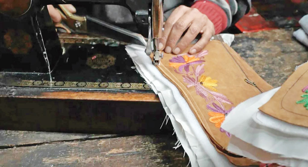 চামড়ার কারুশিল্পে কাশ্মীরি মুসলমানদের মুনশিয়ানা