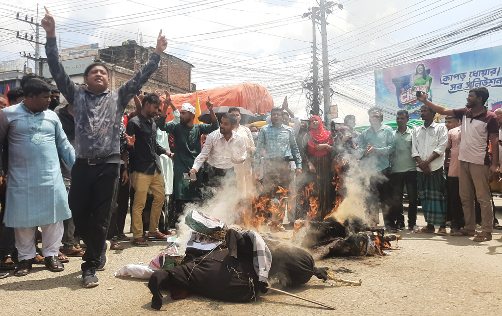 আদিবাসী শব্দ ব্যবহারের প্রতিবাদে খাগড়াছড়িতে বিক্ষোভ মিছিল ও কুশপুত্তলিকা দাহ