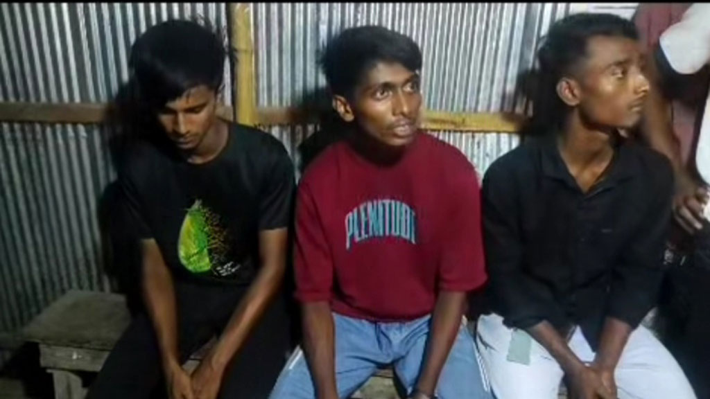 বস্তায় ছুরি রামদা নিয়ে ঘুরছিল ৩ যুবক, পুলিশে দিল স্থানীয়রা