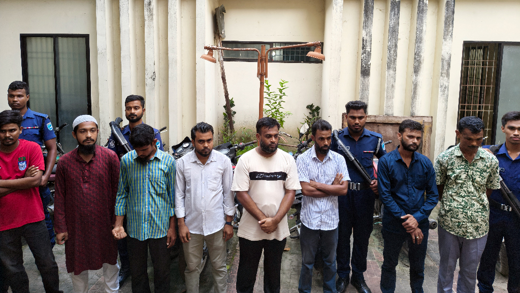 কিশোরগঞ্জে দুই হাসপাতালে দালাল চক্রের ১৭ সদস্য আটক