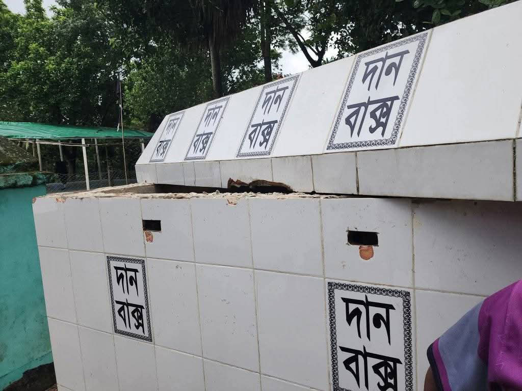 কুতুব শাহী মসজিদের পাকা দানবাক্স ভেঙে টাকা চুরি