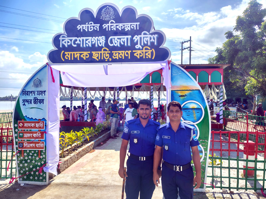 ডাকাতির আতঙ্ক পেরিয়ে পর্যটকদের টানছে কিশোরগঞ্জের হাওর