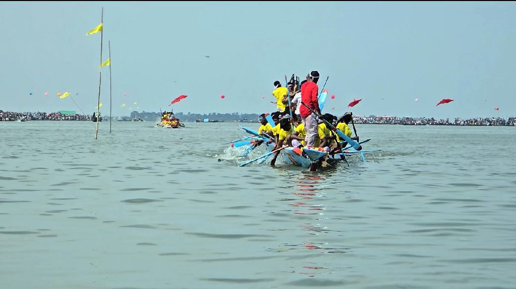 ৫০ বছর পর ইটনায় ফিরল নৌকাবাইচ, সুরমা পাড়ে জনসমুদ্র