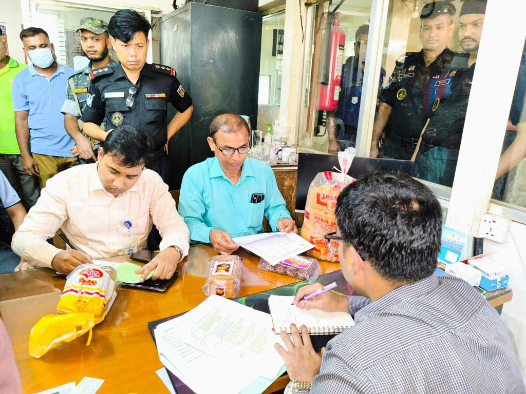 খাবারে বিষাক্ত রং, মোড়কে অগ্রিম তারিখ: ভৈরবে তিন প্রতিষ্ঠানকে দণ্ড