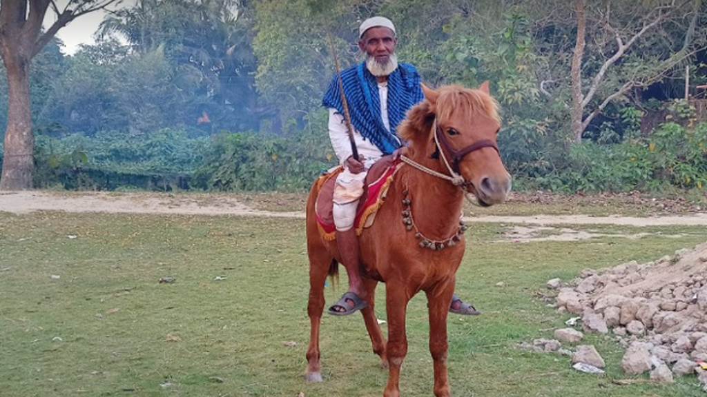 নিঃস্বার্থ গোরখোদক মনু মিয়া হাসপাতালে, বাহক ঘোড়াটিকে হত্যা করল দুর্বৃত্তরা