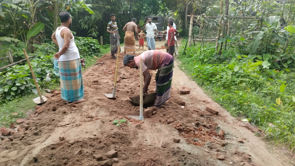 কর্তৃপক্ষের নজর নেই, চাঁদা তুলে রাস্তা সংস্কার এলাকাবাসীর