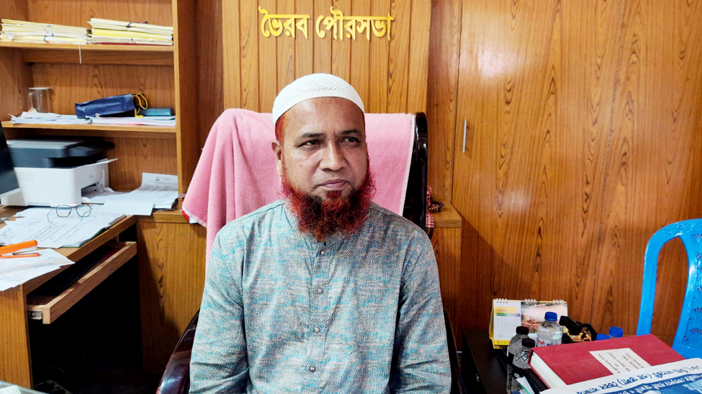 পার্সেলে কাফনের কাপড়-চিরকুট পাঠিয়ে পৌর কর্মকর্তাকে এলাকা ছাড়ার হুমকি