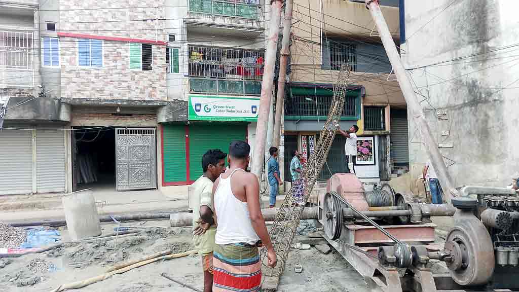 ভৈরবে পাইলিংয়ের সময় বিদ্যুতায়িত হয়ে নির্মাণশ্রমিক নিহত, আহত ২