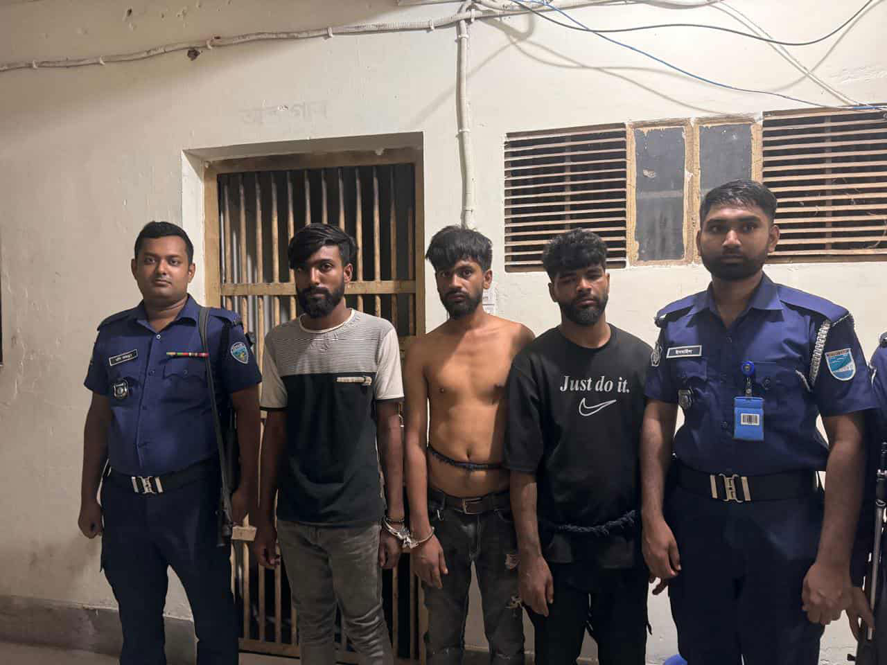 ভৈরবে মালবোঝাই পিকআপ ছিনতাইকালে ৩ যুবক আটক