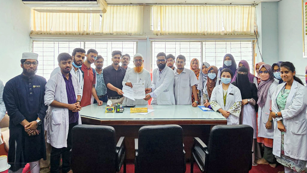 নজরুল ইসলাম মেডিকেলে ৬ দফা দাবিতে ইন্টার্ন চিকিৎসকদের কর্মবিরতি, একাডেমিক শাটডাউন