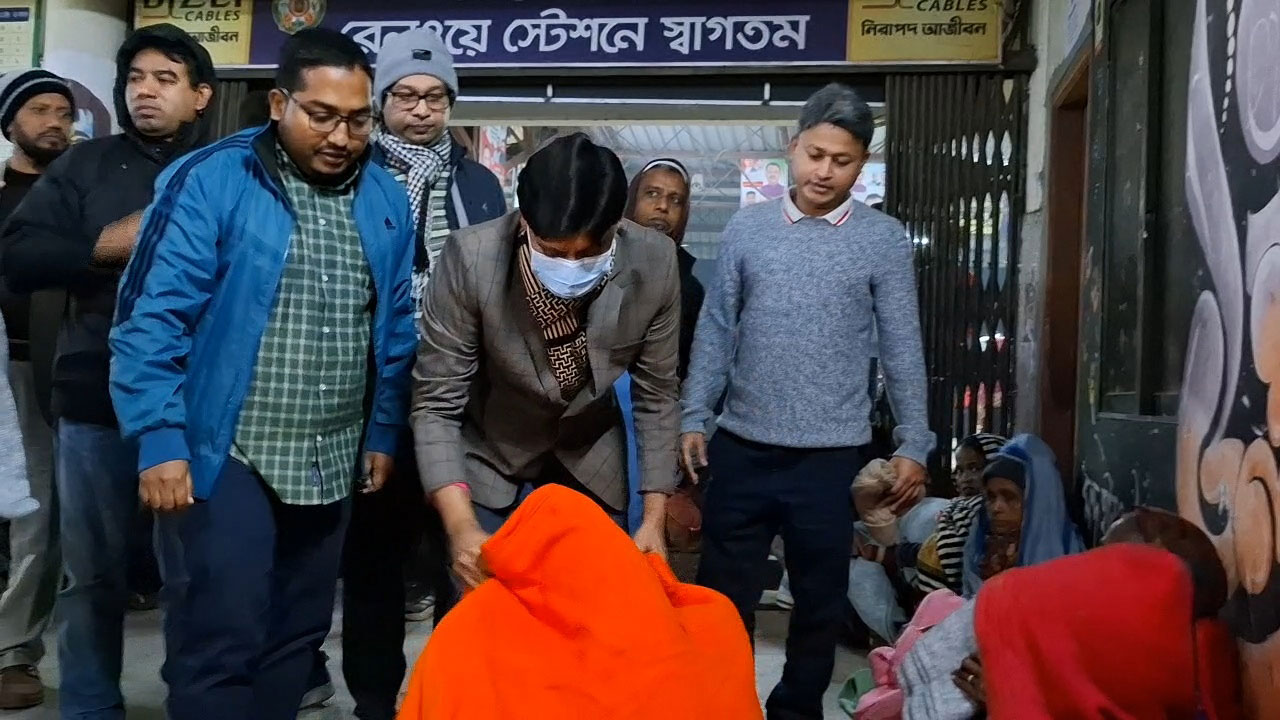 তীব্র শীতে শীতার্তদের পাশে কিশোরগঞ্জ জেলা প্রশাসন, রেলস্টেশনে কম্বল বিতরণ