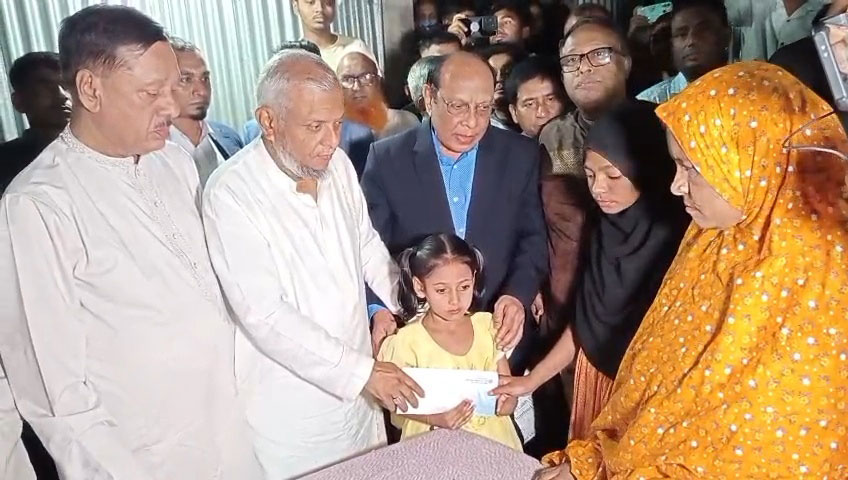 সৌদিতে নিহত প্রবাসীর পরিবারের পাশে মন্ত্রী, সহায়তার চেক হস্তান্তর