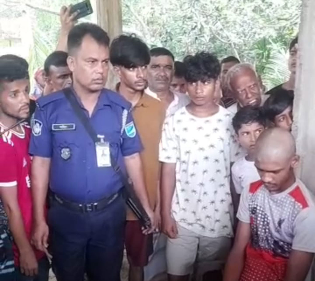 চুরির অভিযোগে গাছে বেঁধে নির্যাতন, মাথা ন্যাড়া করে রং ঢাললেন ইউপি সদস্য