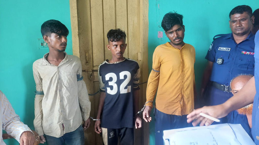 যাত্রী সেজে অটোরিকশা ছিনতাইকালে চালক খুন, তিনজনকে পুলিশে দিল জনতা