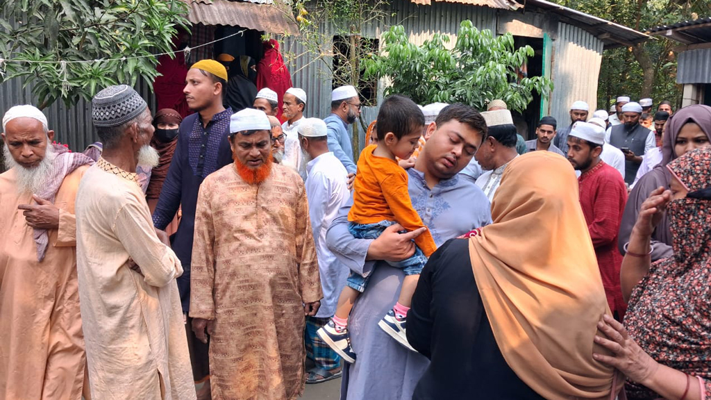 নরসিংদীতে ভূমিকম্পে নিহত বাবা-ছেলের পাকুন্দিয়ার বাড়িতে কান্নার রোল