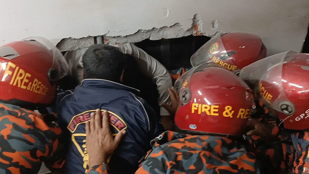 ছয়জনের লিফটে বরসহ ১০ জন উঠে আটকা, ফায়ার সার্ভিসের তৎপরতায় উদ্ধার