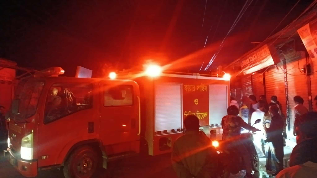 পাকুন্দিয়ায় আগুনে পুড়ল চার দোকান