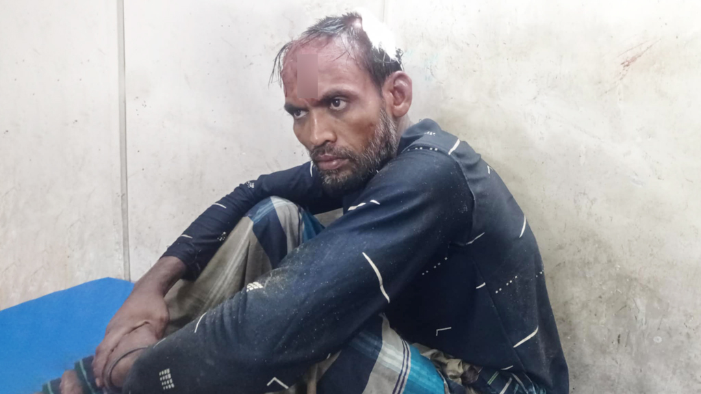 হত্যায় জড়িত আসামিকে গণধোলাই দিয়ে পুলিশে দিল এলাকাবাসী