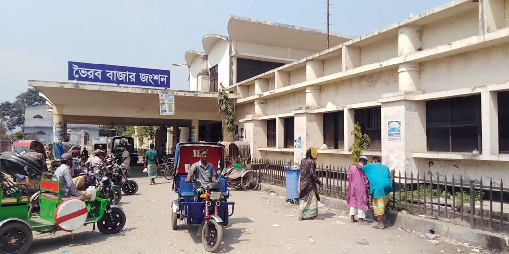 ট্রেনের খাবারের কামরায় যাত্রী তোলায় হামলা-ভাঙচুর, আটক ৬