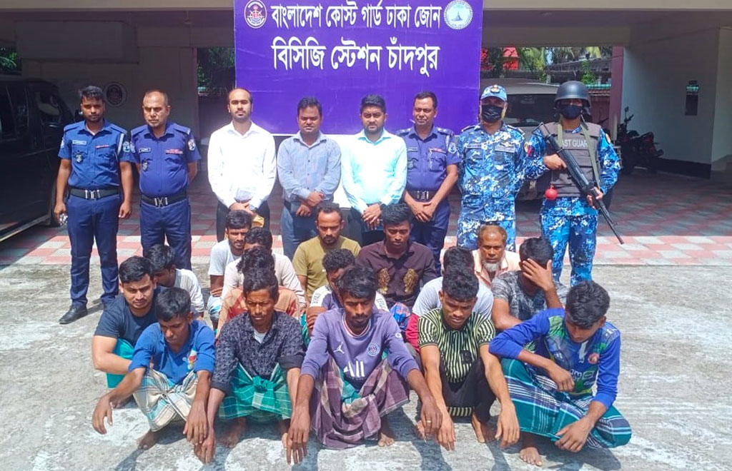 মেঘনায় কোস্ট গার্ডের অভিযানে ১৭ জেলে আটক, জব্দ ২০ কেজি ইলিশ
