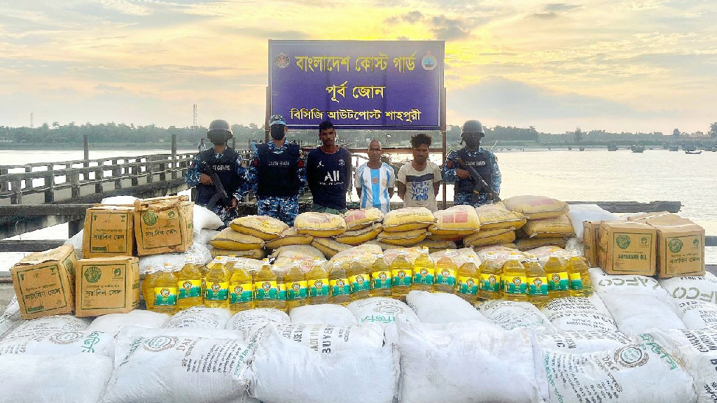 সাগরপথে মিয়ানমারে সার-সিমেন্ট পাচারের চেষ্টা, গ্রেপ্তার ৩