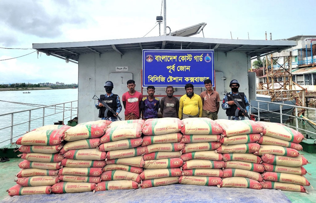 কোস্ট গার্ডের অভিযান: মিয়ানমারে পাচারকালে ৩৪০ বস্তা সিমেন্ট জব্দ, আটক ৫