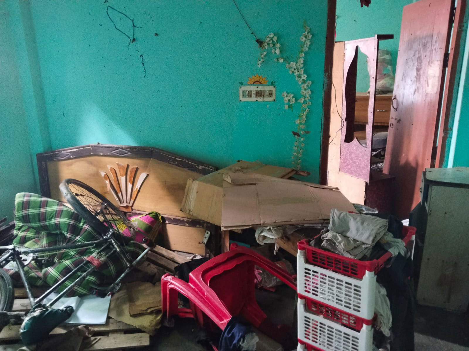 বরিশালে সিলিন্ডার বিস্ফোরণে উড়ে গেছে ভবনের দরজা জানালা, আহত ২