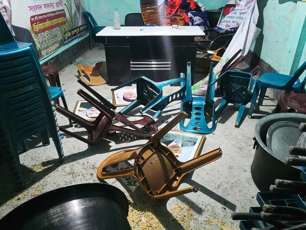 কুষ্টিয়ায় কৃষক দল কার্যালয়ে হামলা-ভাঙচুরের অভিযোগ, পাল্টা বাড়িতে ভাঙচুর ও গুদামে আগুন