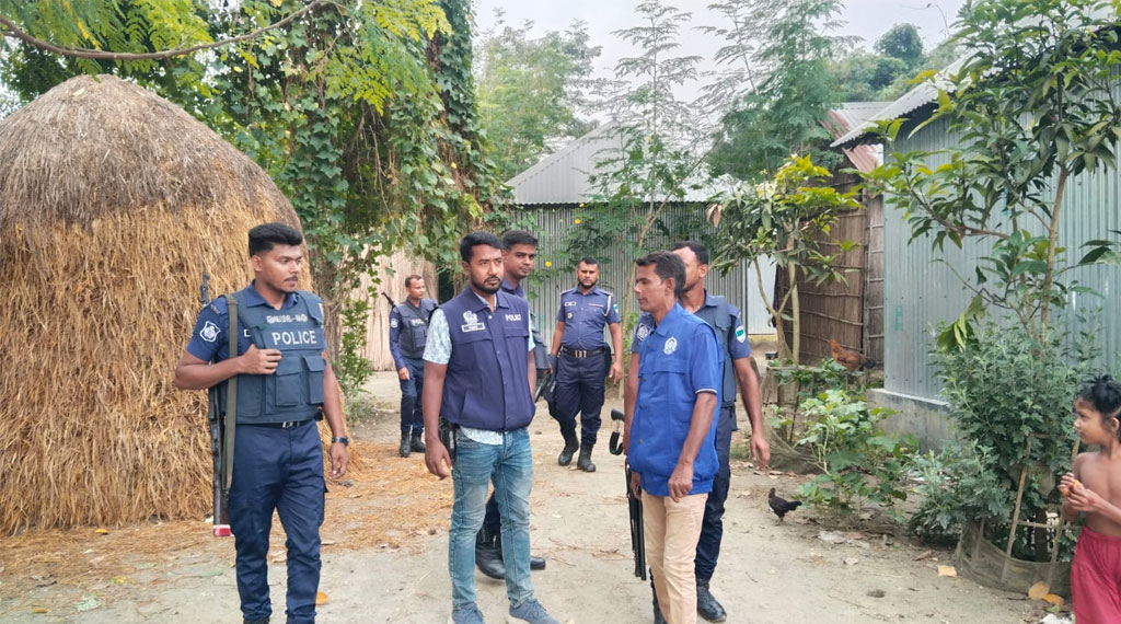 পদ্মার চরে পুলিশের সাঁড়াশি অভিযান, গ্রেপ্তার ২৫