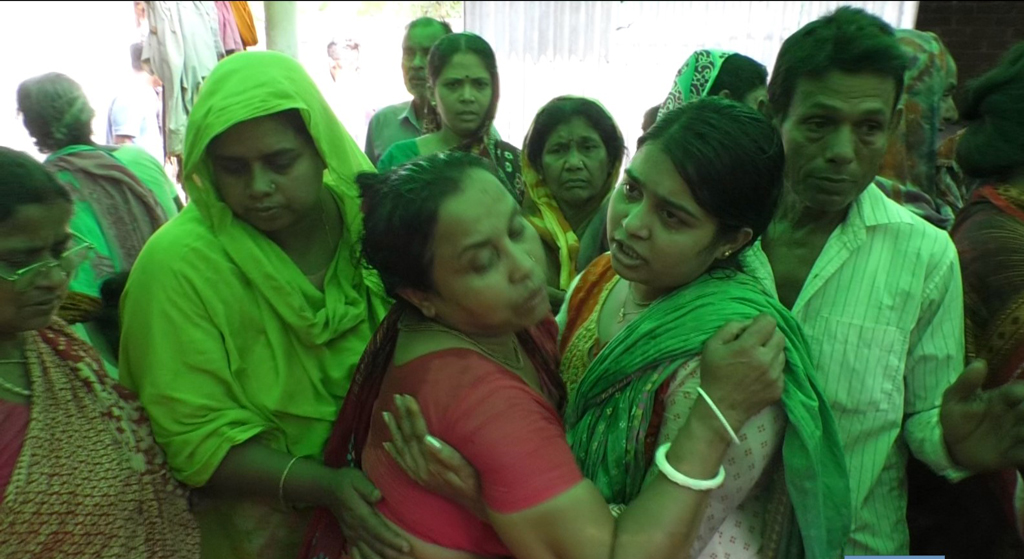 চট্টগ্রামের জাঙ্গালিয়া এলাকায় সড়ক দুর্ঘটনায় নিহত কুষ্টিয়ার আশীষ মণ্ডলের স্ত্রীকে সান্ত্বনা দেওয়ার চেষ্টা করছেন স্বজনেরা। ছবি: আজকের পত্রিকা