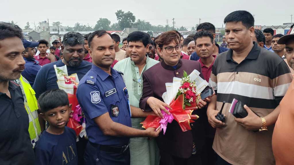 হেলিকপ্টার নিয়ে গ্রামে সম্ভাব্য মেয়র প্রার্থীর ভাই, ফুলেল শুভেচ্ছা ওসির