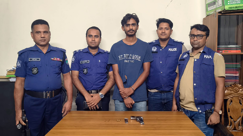 দৌলতপুরে বিদেশি পিস্তল, গুলিসহ যুবক গ্রেপ্তার