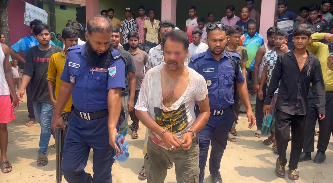 কুষ্টিয়ায় আগ্নেয়াস্ত্র-গুলিসহ যুবক আটক, গণপিটুনির পর পুলিশে দিল জনতা