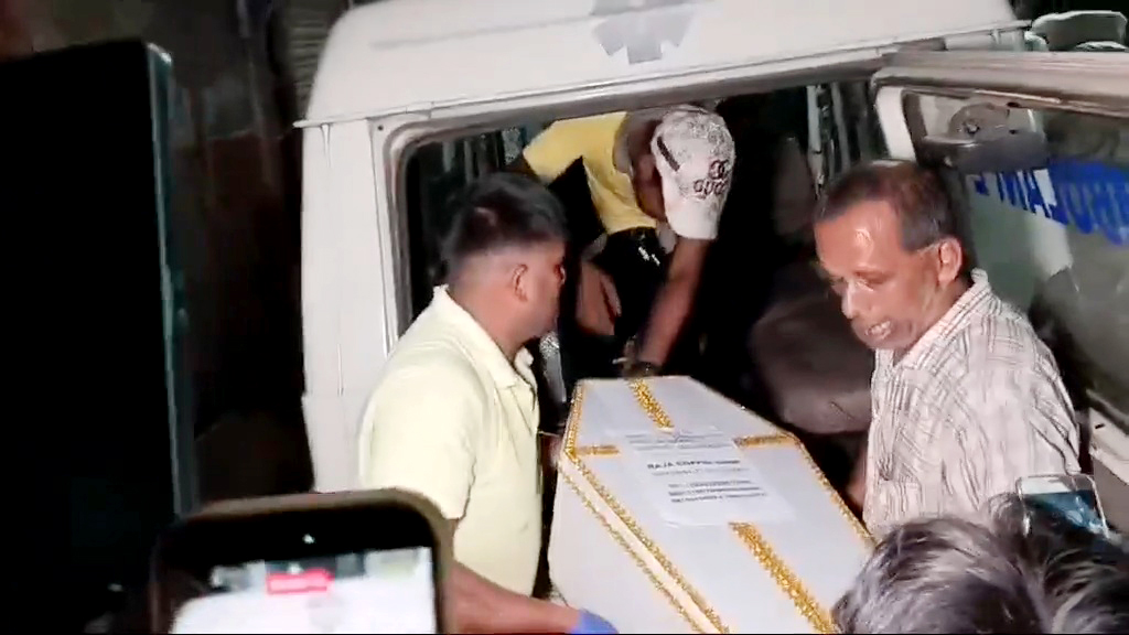 কলকাতায় অগ্নিকাণ্ডে নিহত পাঁচ বাংলাদেশির মরদেহ পেট্রাপোলে