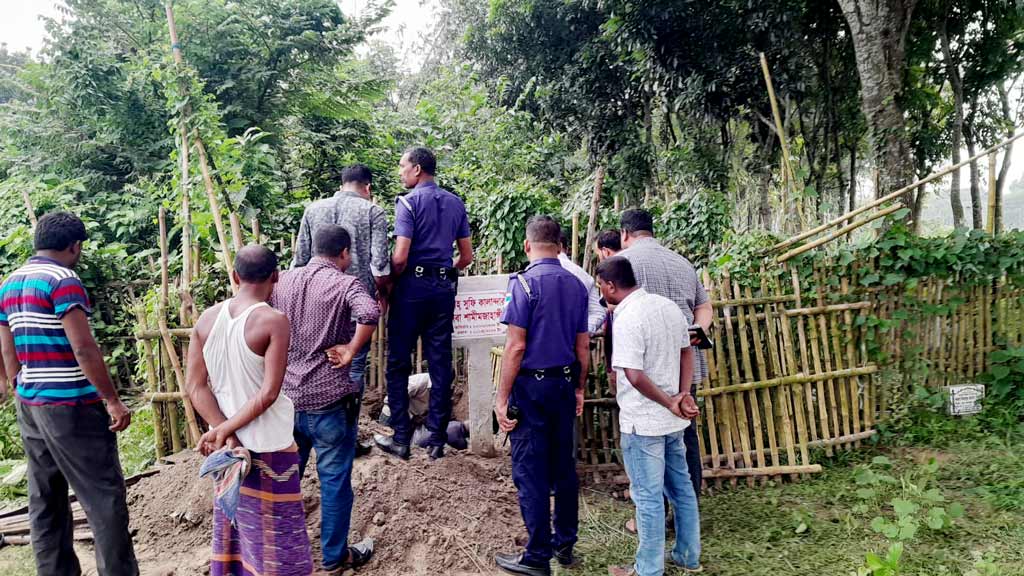 কবর খুঁড়ে পীরের দেহাবশেষ সরানোর ঘটনায় মামলা, অতিরিক্ত পুলিশ মোতায়েন