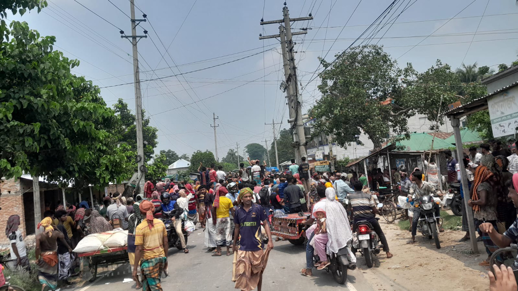 মজুরি বাড়ানোর দাবিতে দৌলতপুরে বিড়িশ্রমিকদের সড়ক অবরোধ