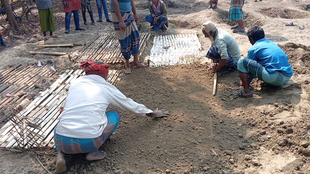 একসঙ্গে পড়াশোনা, একই দুর্ঘটনায় পাশাপাশি কবরে তিন বন্ধু