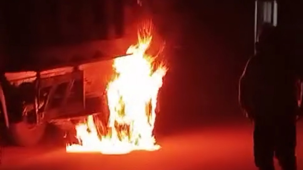 কুষ্টিয়ায় গভীর রাতে রাস্তার পাশে দাঁড়িয়ে থাকা ট্রাকে আগুন