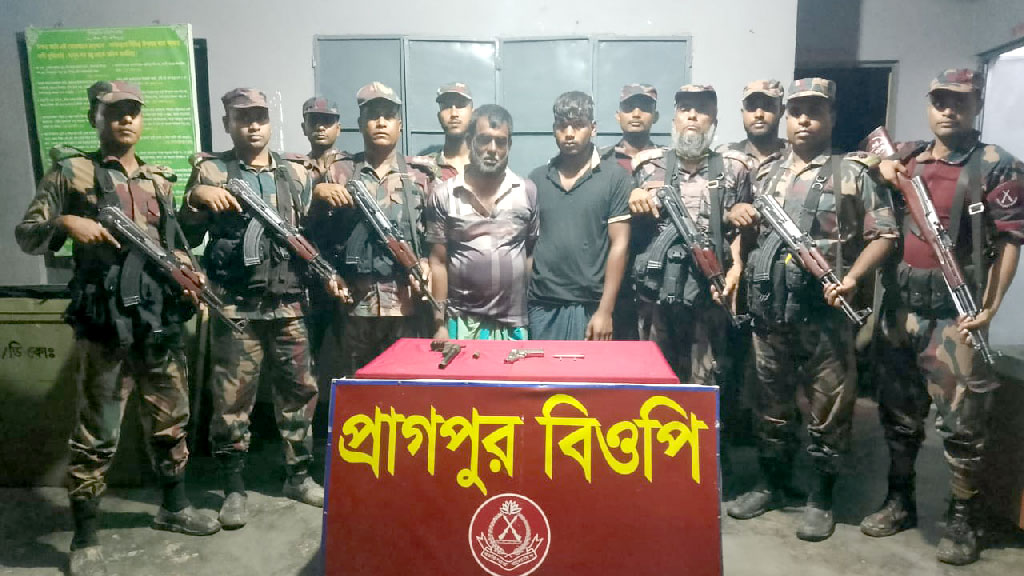 কুষ্টিয়া সীমান্তে পৃথক অভিযানে বিদেশি পিস্তল ও শর্টগানসহ আটক ২