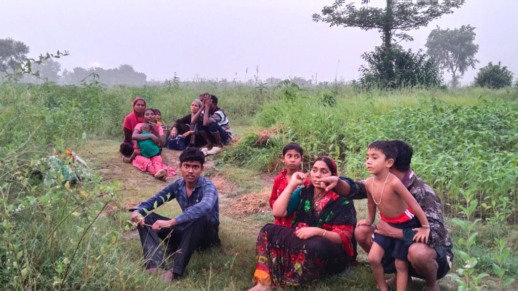 খোলা আকাশের নিচে রাত কাটল নারী-শিশুসহ ১২ জনের, আজ পতাকা বৈঠক