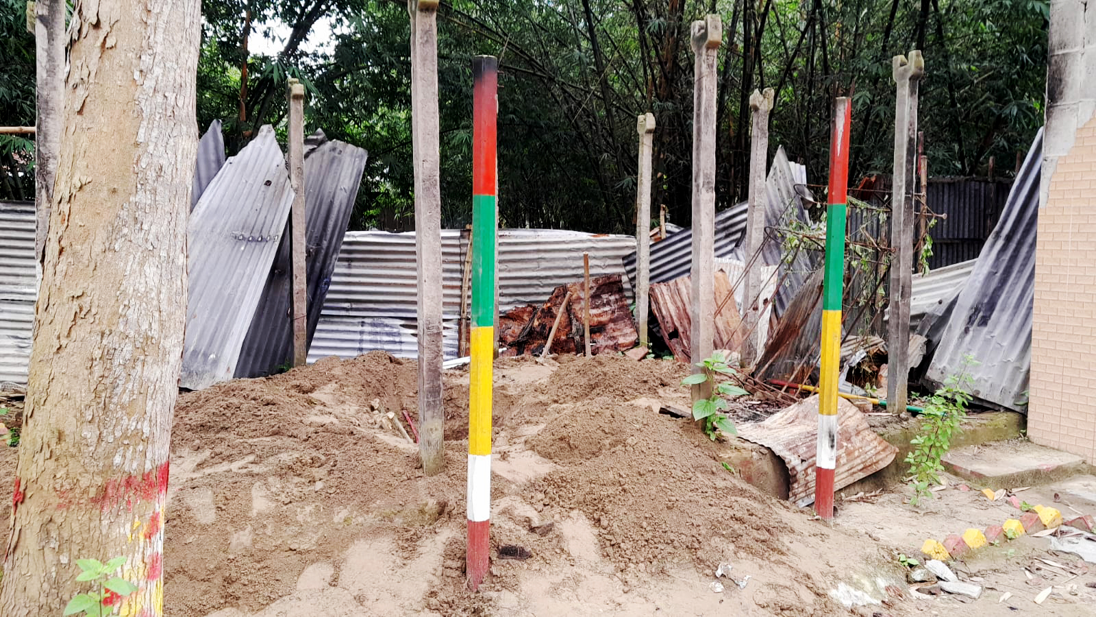 কবরস্থান থেকে সেই পীরের মরদেহ সরিয়ে দরবারে দাফনের অভিযোগ