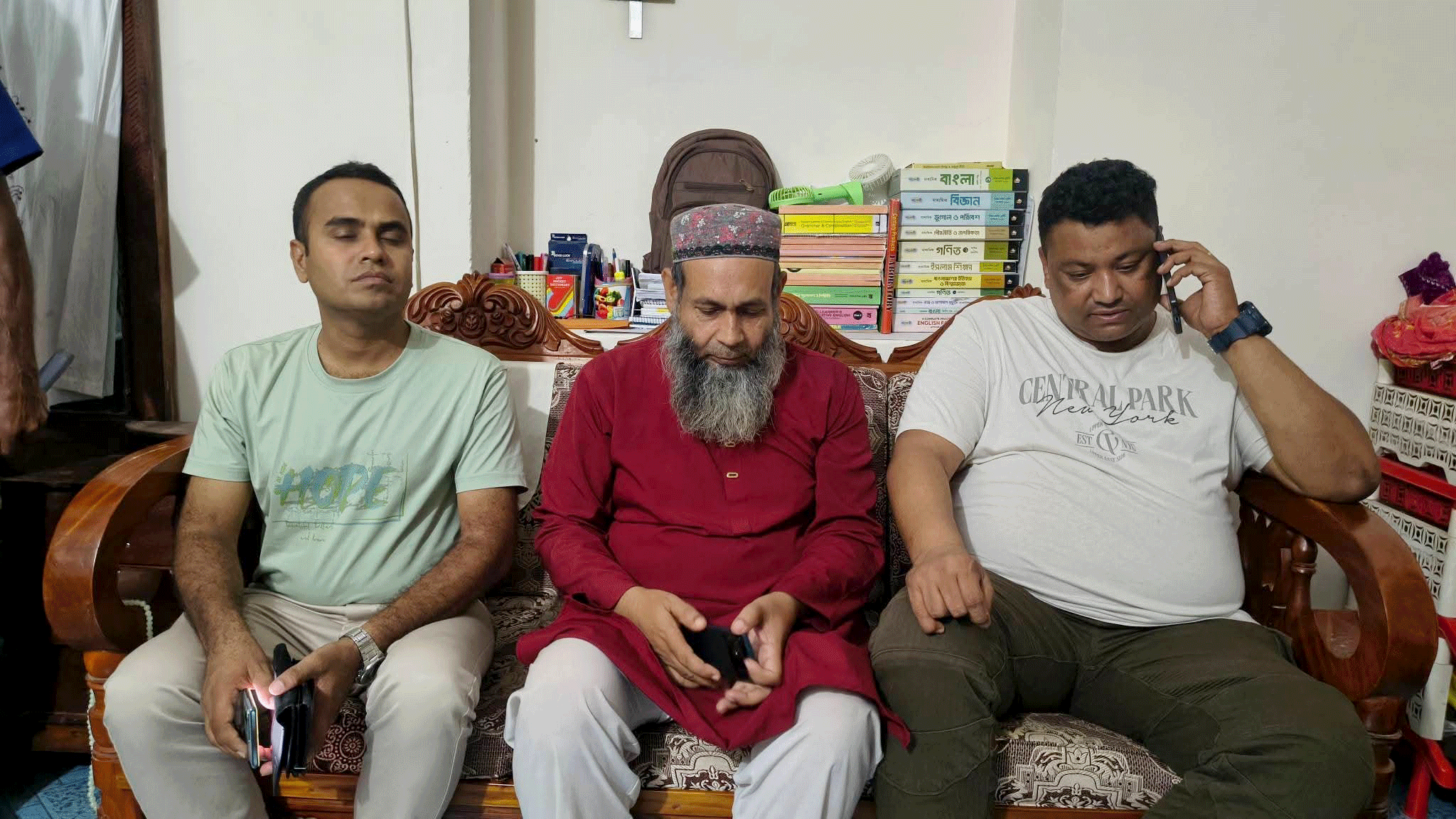 প্রধানমন্ত্রীর নির্দেশে পুলিশ হেফাজত থেকে বাড়ি ফিরলেন শিক্ষক, জানালেন কৃতজ্ঞতা