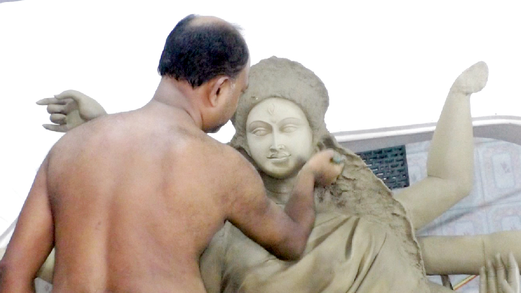 কুষ্টিয়ায় দুর্গোৎসবের প্রস্তুতি তুঙ্গে, এবার বেড়েছ ২২ পূজা মণ্ডপ