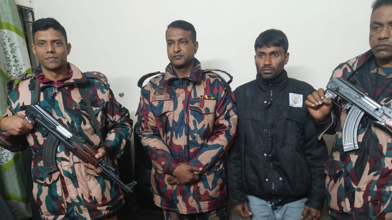 কুষ্টিয়ায় অস্ত্র-গুলিসহ যুবক আটক