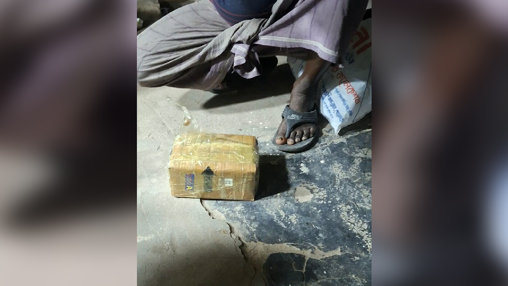 পার্সেল খুলতেই বোমা বিস্ফোরণ, ভ্যানচালক আহত