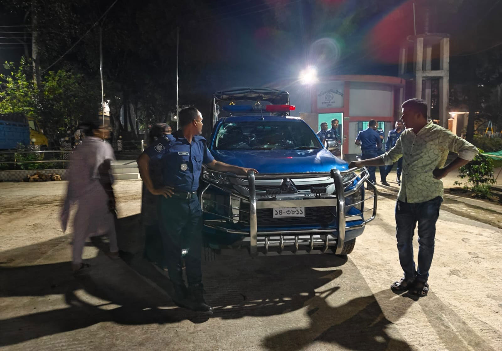 কুষ্টিয়ায় এমপির স্বজনদের পারিবারিক বিরোধ, পুলিশের গাড়িতে হামলা-ভাঙচুর