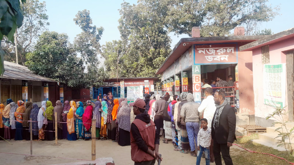 কুষ্টিয়া-১: ভোটকেন্দ্রে উৎসবমুখর পরিবেশ, নেই ছয় প্রার্থীর পোলিং এজেন্ট