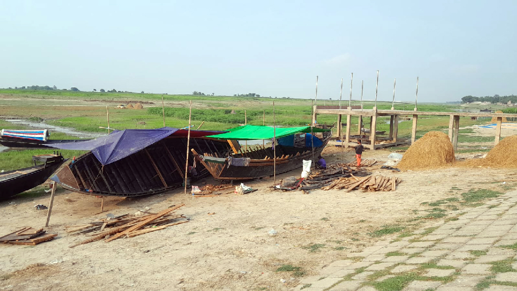 পদ্মায় বাড়ছে পানি, কুষ্টিয়ায় নৌকা সংস্কারে ব্যস্ত মাঝি ও জেলেরা