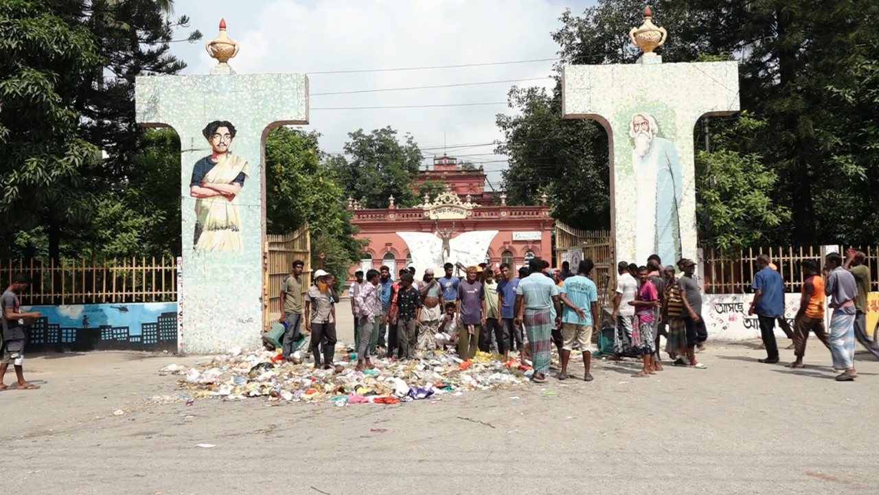 পৌরসভার ফটকে ময়লা ফেলে কর্মবিরতি পরিচ্ছন্নতা কর্মীদের