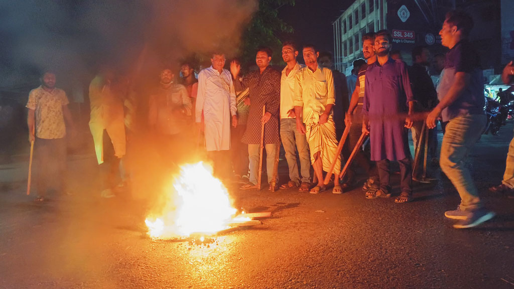 নুরসহ নেতাকর্মীদের ওপর হামলার প্রতিবাদে কুষ্টিয়ায় মহাসড়কে অবস্থান নিয়ে বিক্ষোভ